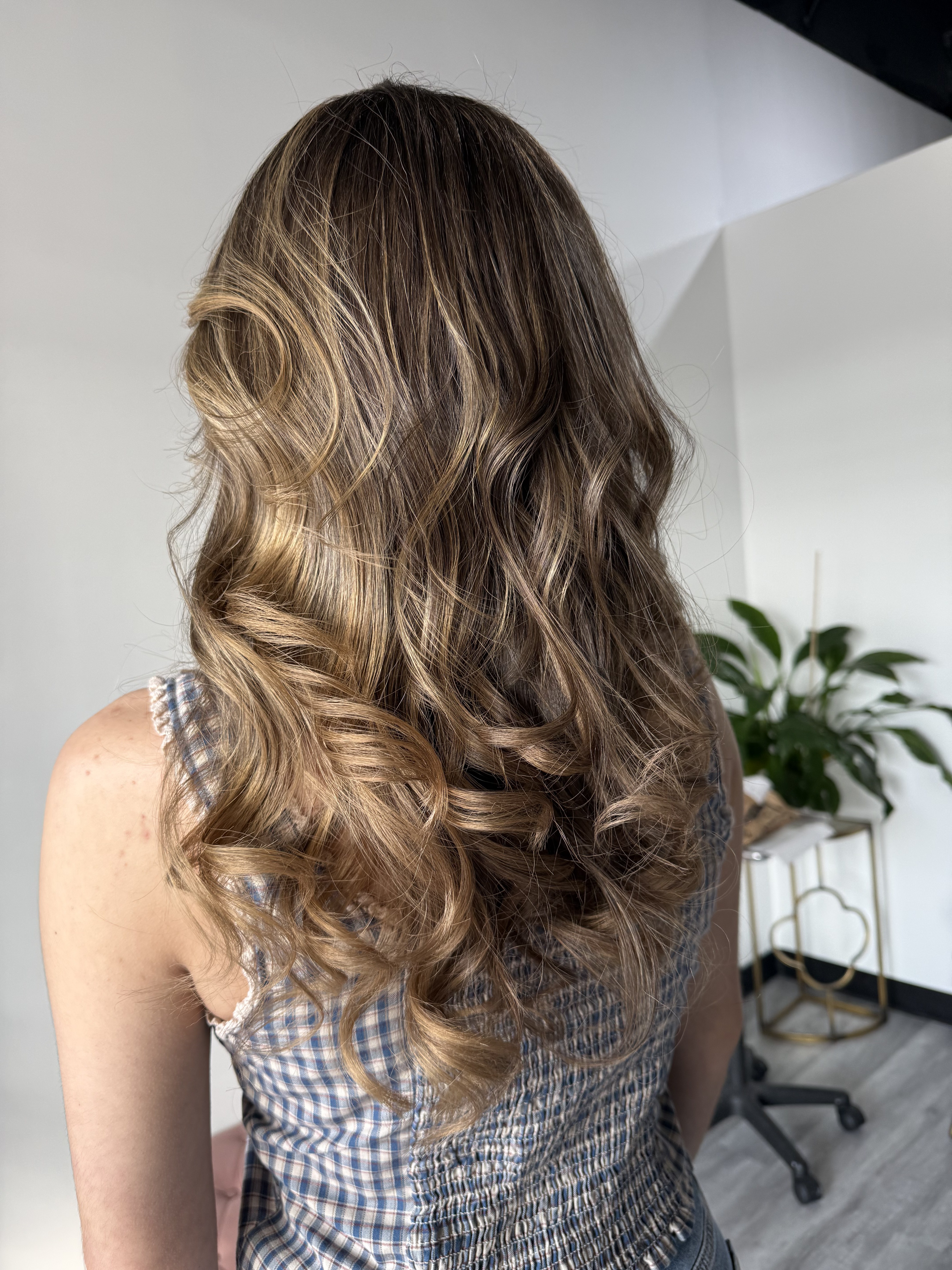 Sun-kissed bronde balayage with soft blonde ribbons and glossy waves